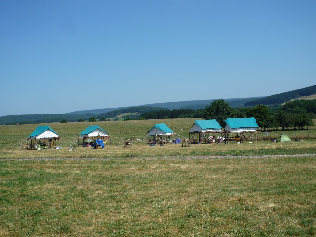 Sur la prairie désertée par les guides, ne restent que les pilotis comme sentinelles solitaires.
